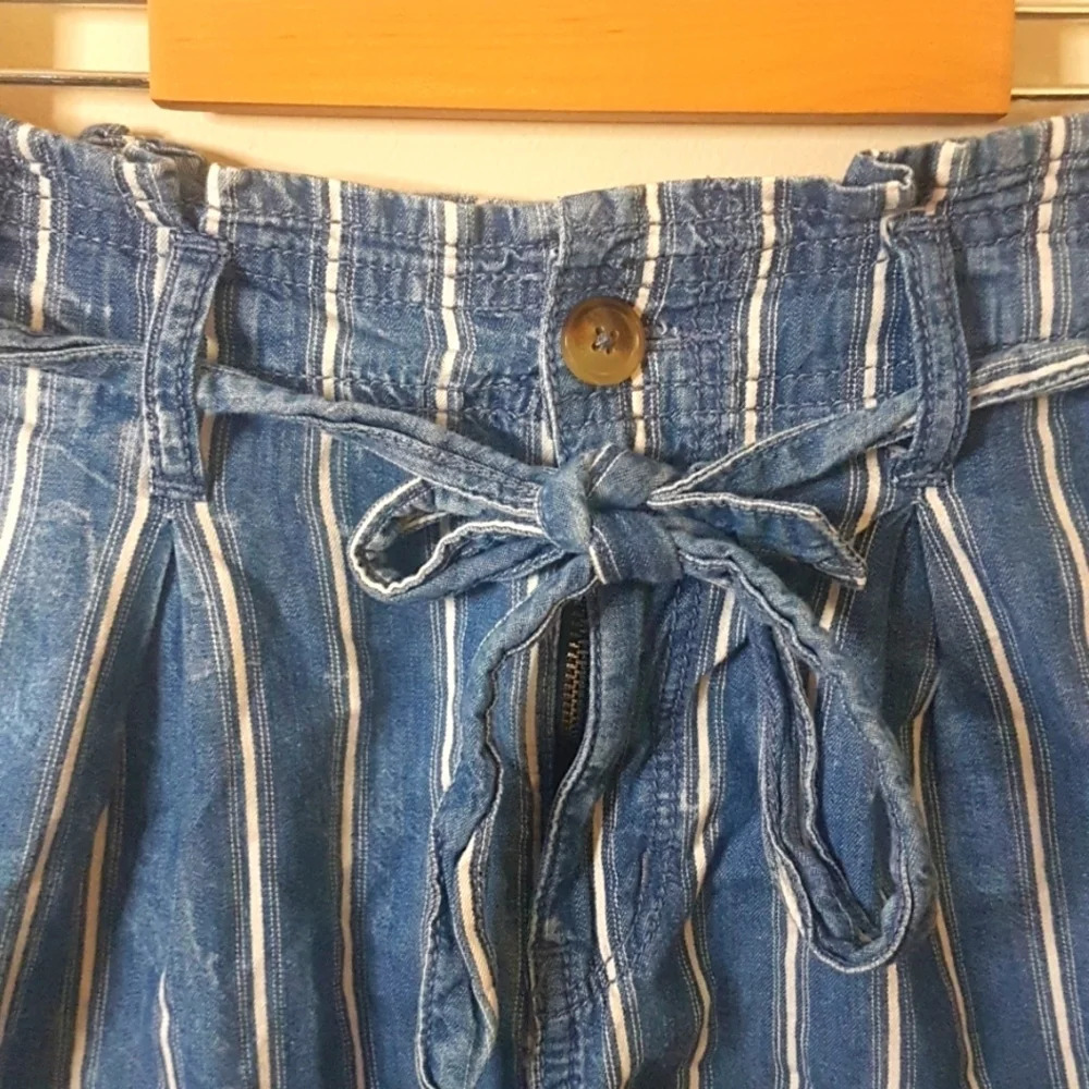 American Eagle striped paper bag waisted cuffed chambray shorts SZ 2 - Picture 3 of 8